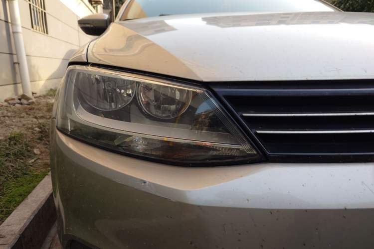 Used Volkswagen Sagitar 2014 1.6L Automatic Comfort Model Right Front Headlight