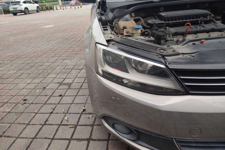 Used Volkswagen Sagitar 2014 1.6L Manual Comfort Model Right Front Headlight