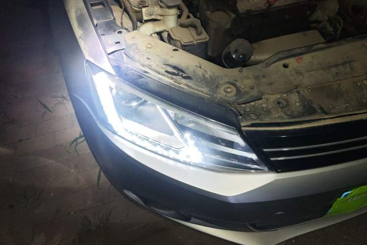 Used Volkswagen Sagitar 2014 1.6L Manual Comfort Model Right Front Headlight