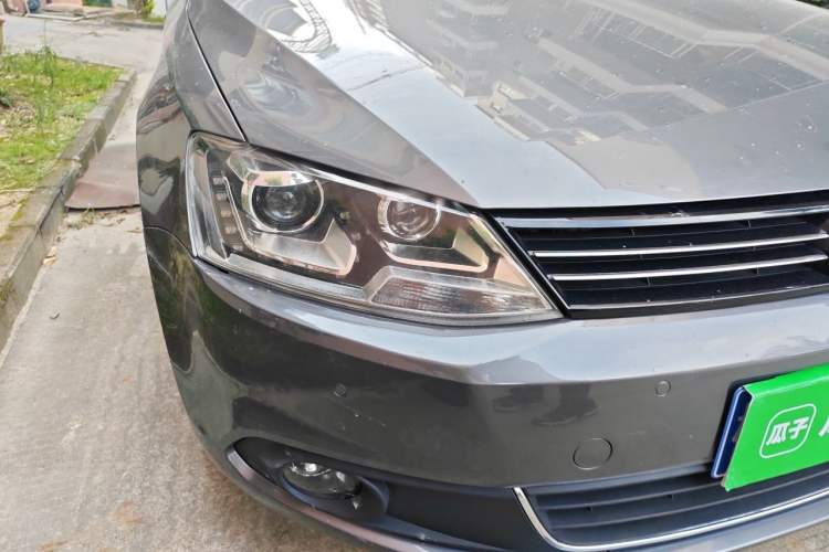 Used Volkswagen Sagitar 2014 1.4TSI Automatic Luxury Model Right Front Headlight