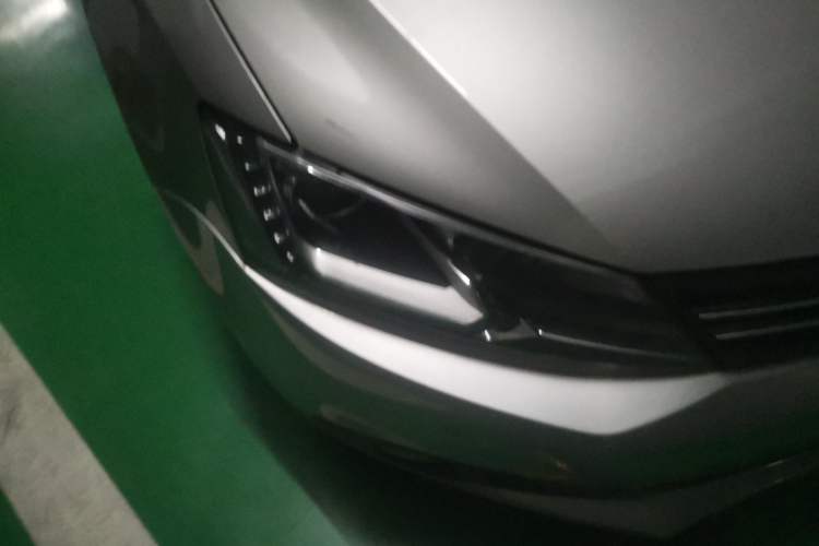 Used Volkswagen Sagitar 2014 1.4TSI Manual Luxury Model Right Front Headlight