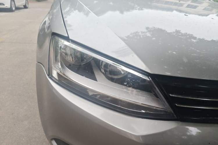 Used Volkswagen Sagitar 2014 Revised Version 1.6L Automatic Comfort Edition Right Front Headlight