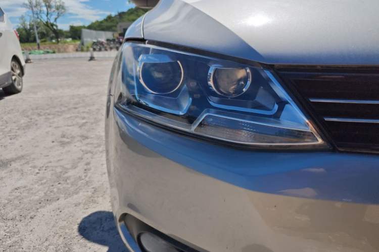 Used Volkswagen Sagitar 2014 Revised Version 1.6L Automatic Comfort Edition Right Front Headlight