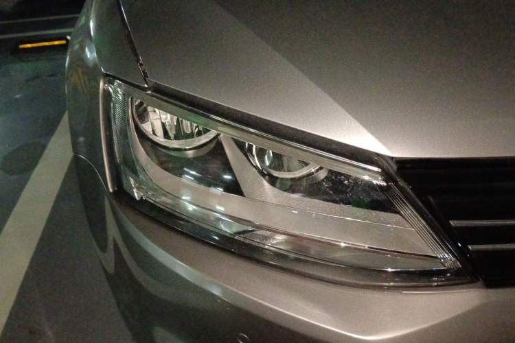 Used Volkswagen Sagitar 2014 1.4TSI Automatic Luxury Model Right Front Headlight