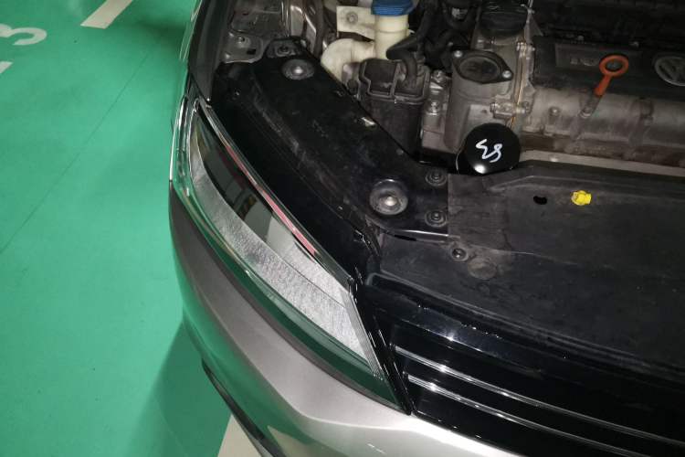 Used Volkswagen Sagitar 2014 Revised Version 1.6L Automatic Comfort Edition Right Front Headlight