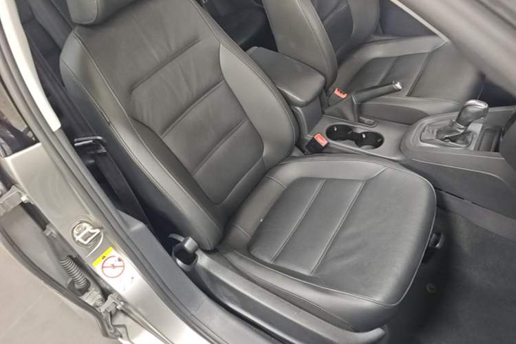 Used Volkswagen Sagitar 2014 Revised Version 1.6L Automatic Comfort Edition Right Front Seat