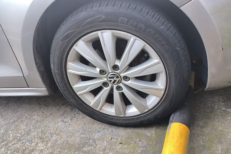 Used Volkswagen Sagitar 2014 1.4TSI Automatic Luxury Model Right Front Wheel Hub