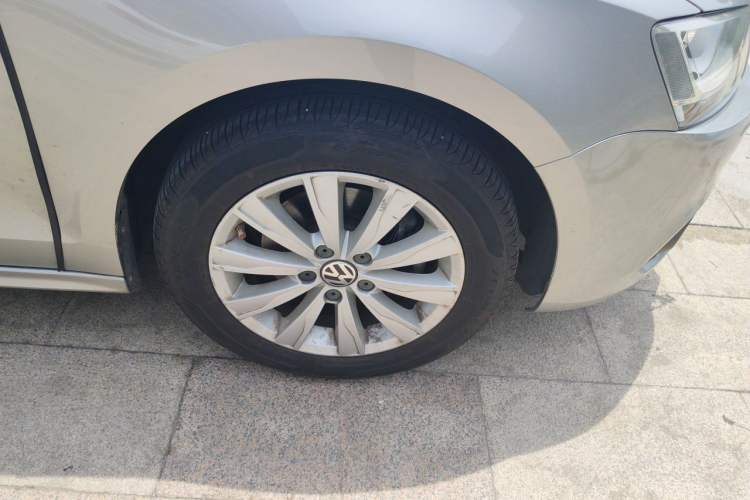 Used Volkswagen Sagitar 2014 Revised Version 1.4TSI Automatic Luxury Edition Right Front Wheel Hub
