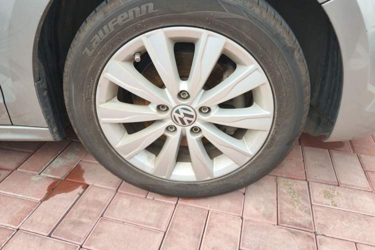 Used Volkswagen Sagitar 2014 Revised Version 1.4TSI Manual Luxury Edition Right Front Wheel Hub