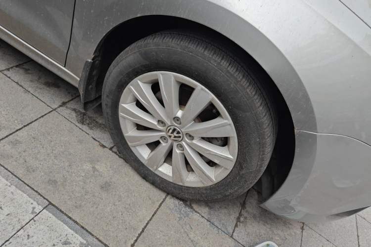 Used Volkswagen Sagitar 2014 1.4TSI Automatic Luxury Model Right Front Wheel Hub