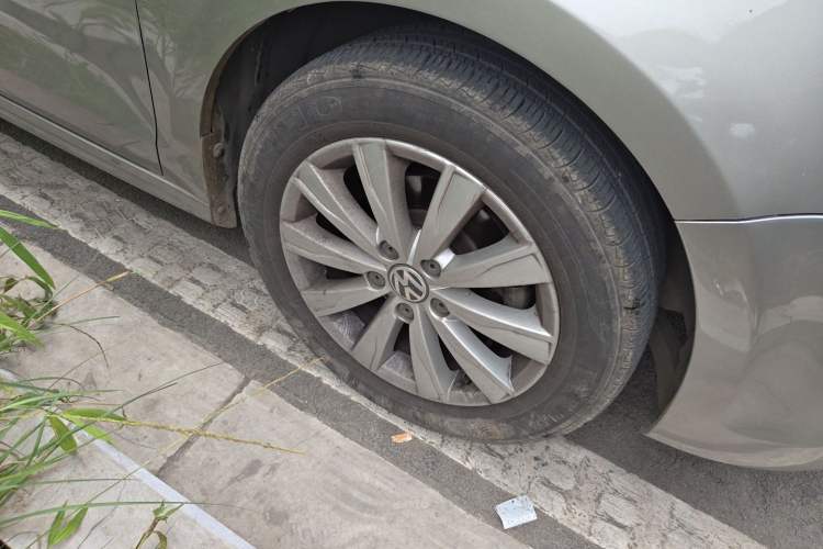 Used Volkswagen Sagitar 2014 Revised Version 1.6L Automatic Comfort Edition Right Front Wheel Hub