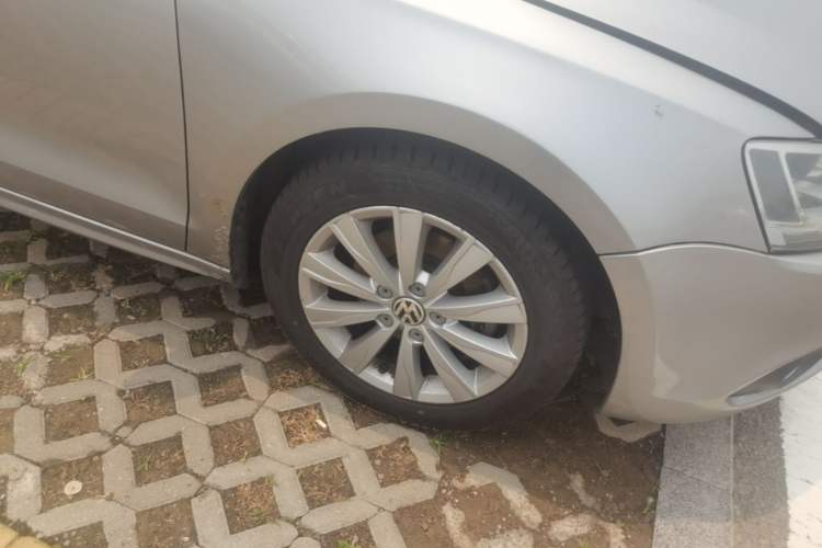 Used Volkswagen Sagitar 2014 Revised Version 1.6L Manual Comfort Edition Right Front Wheel Hub