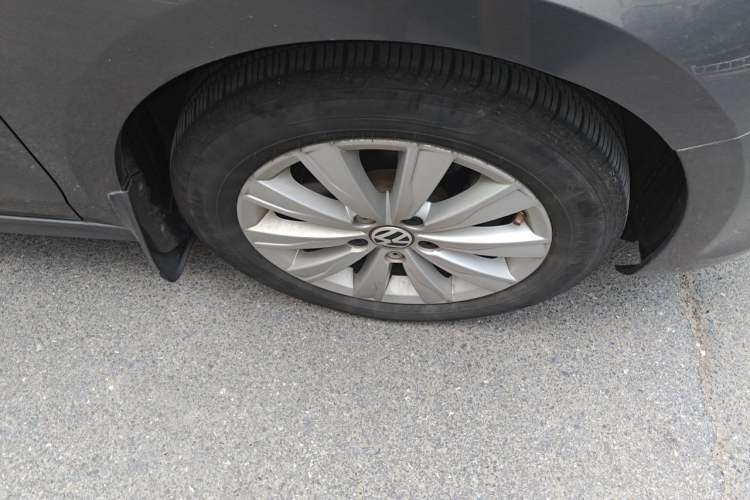 Used Volkswagen Sagitar 2014 Revised Version 1.4TSI Manual Luxury Edition Right Front Wheel Hub