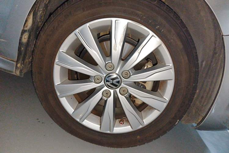 Used Volkswagen Sagitar 2014 Revised Version 1.4TSI Automatic Luxury Edition Right Front Wheel Hub