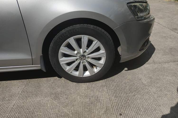 Used Volkswagen Sagitar 2014 Revised Version 1.6L Automatic Comfort Edition Right Front Wheel Hub