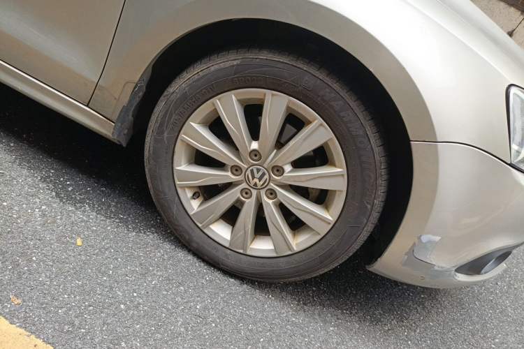 Used Volkswagen Sagitar 2014 Revised Version 1.6L Automatic Comfort Edition Right Front Wheel Hub