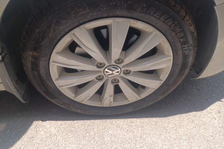 Used Volkswagen Sagitar 2014 1.4TSI Automatic Luxury Model Right Front Wheel Hub