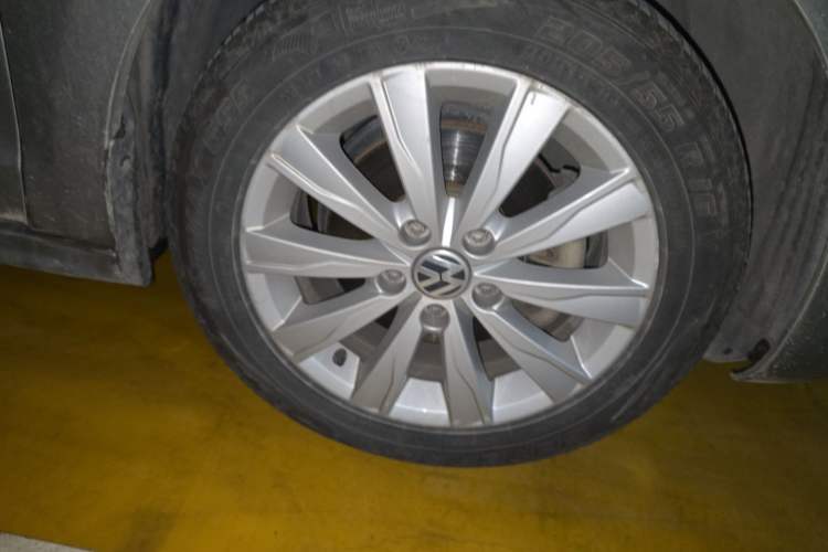 Used Volkswagen Sagitar 2014 1.4TSI Automatic Luxury Model Right Front Wheel Hub