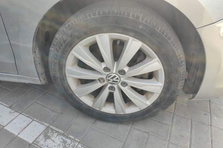 Used Volkswagen Sagitar 2014 1.4TSI Manual Luxury Model Right Front Wheel Hub