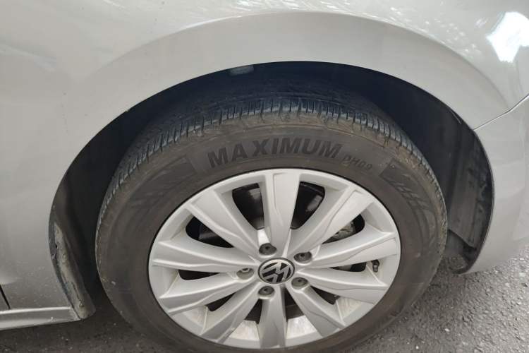 Used Volkswagen Sagitar 2014 Revised Version 1.4TSI Automatic Luxury Edition Right Front Wheel Hub