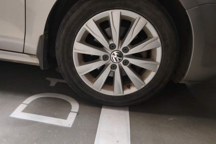 Used Volkswagen Sagitar 2014 1.6L Manual Comfort Model Right Front Wheel Hub