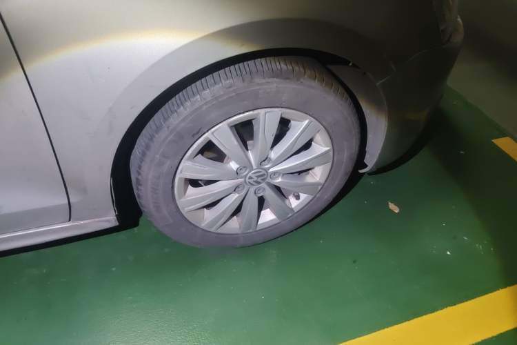 Used Volkswagen Sagitar 2014 Revised Version 1.4TSI Automatic Luxury Edition Right Front Wheel Hub