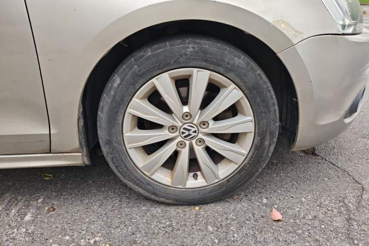 Used Volkswagen Sagitar 2014 Revised Version 1.6L Manual Comfort Edition Right Front Wheel Hub