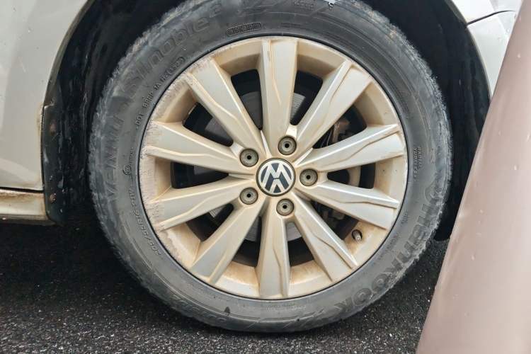 Used Volkswagen Sagitar 2014 Revised Version 1.4TSI Automatic Luxury Edition Right Front Wheel Hub
