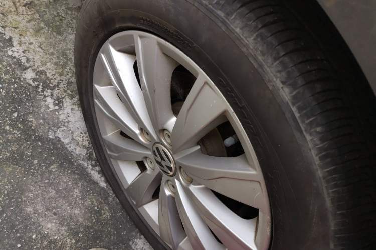 Used Volkswagen Sagitar 2014 Revised Version 1.6L Automatic Comfort Edition Right Front Wheel Hub