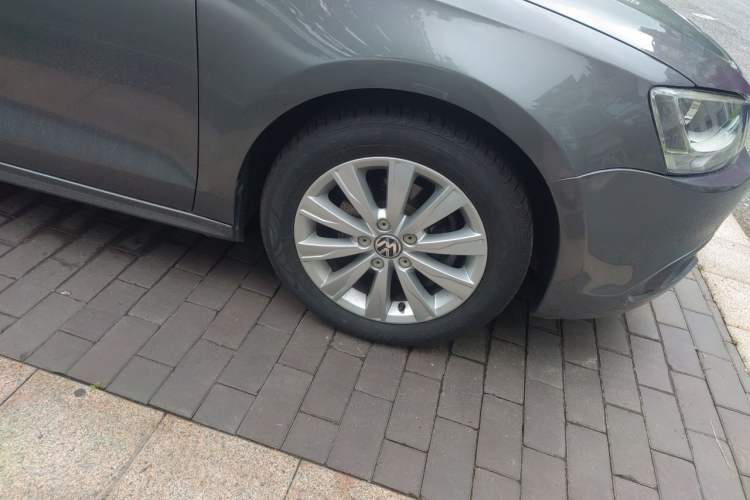 Used Volkswagen Sagitar 2014 Revised Version 1.6L Automatic Comfort Edition Right Front Wheel Hub