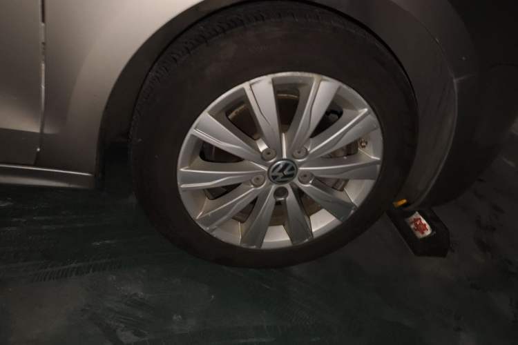 Used Volkswagen Sagitar 2014 Revised Version 1.4TSI Automatic Luxury Edition Right Front Wheel Hub