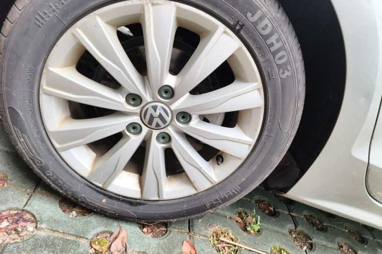 Used Volkswagen Sagitar 2014 1.6L Automatic Comfort Model Right Front Wheel Hub