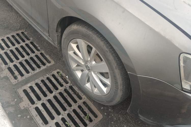 Used Volkswagen Sagitar 2014 Revised Version 1.6L Automatic Fashionable Style Right Front Wheel Hub