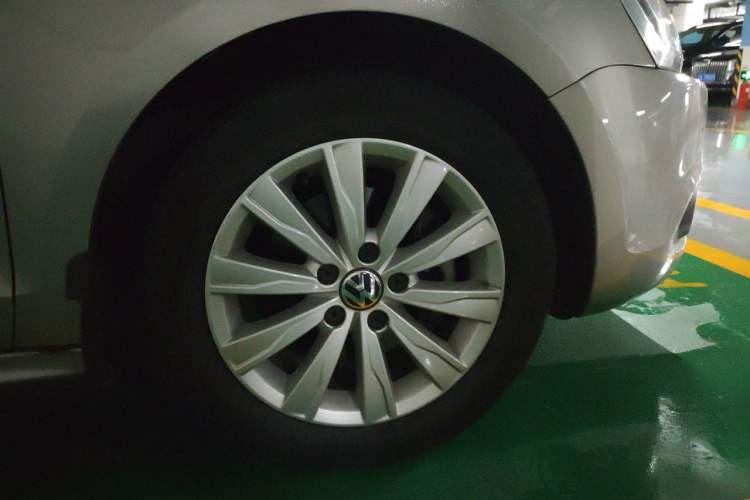 Used Volkswagen Sagitar 2014 Revised Version 1.4TSI Automatic Luxury Edition Right Front Wheel Hub