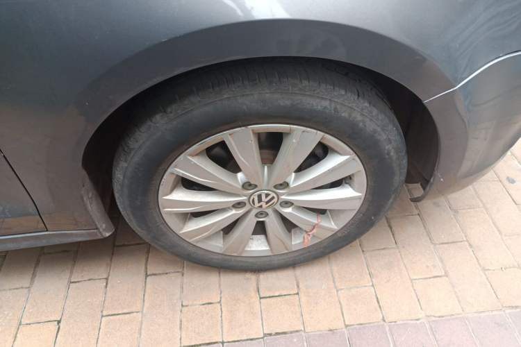 Used Volkswagen Sagitar 2014 1.6L Automatic Comfort Model Right Front Wheel Hub