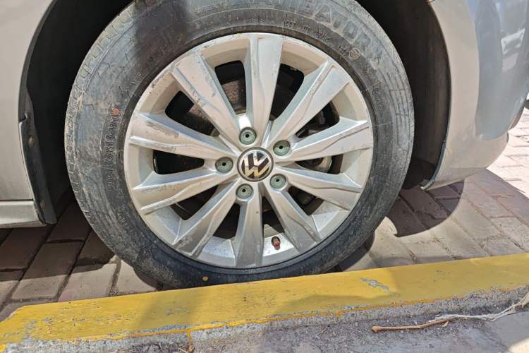 Used Volkswagen Sagitar 2014 1.6L Automatic Comfort Model Right Front Wheel Hub