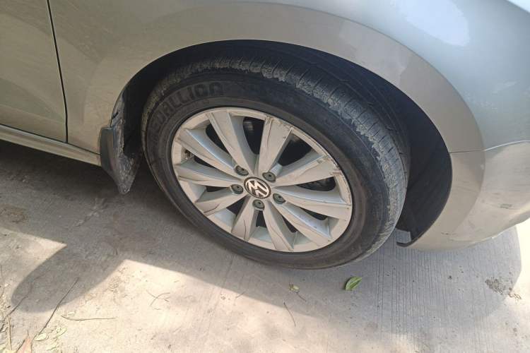Used Volkswagen Sagitar 2014 1.4TSI Manual Luxury Model Right Front Wheel Hub