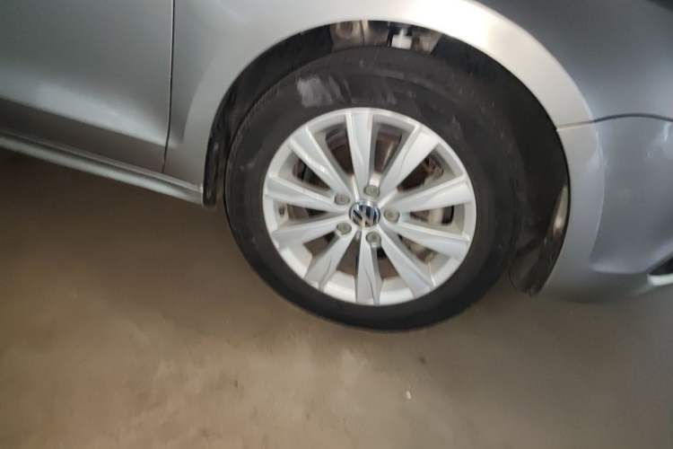 Used Volkswagen Sagitar 2014 Revised Version 1.4TSI Automatic Luxury Edition Right Front Wheel Hub