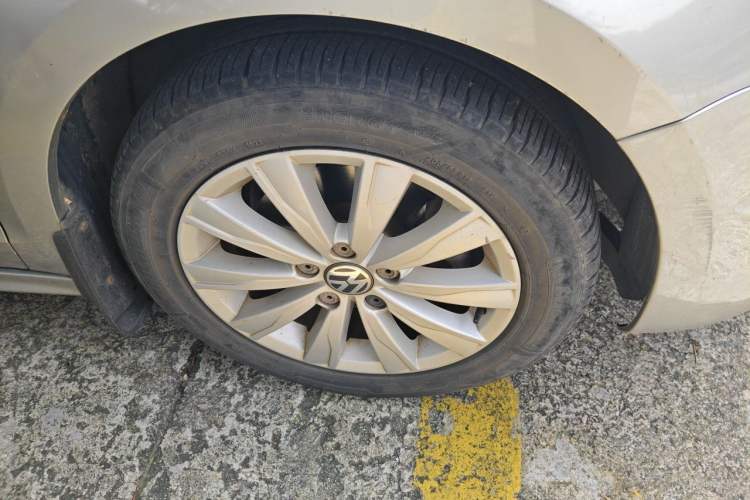 Used Volkswagen Sagitar 2014 Revised Version 1.4TSI Automatic Luxury Edition Right Front Wheel Hub