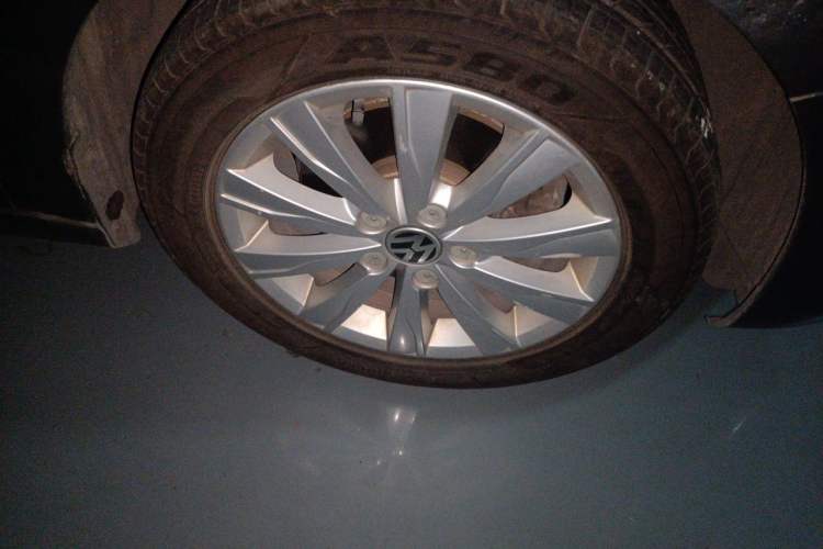 Used Volkswagen Sagitar 2014 1.4TSI Manual Luxury Model Right Front Wheel Hub