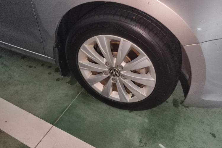 Used Volkswagen Sagitar 2014 Revised Version 1.6L Automatic Comfort Edition Right Front Wheel Hub