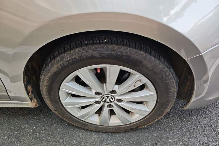 Used Volkswagen Sagitar 2014 Revised Version 1.4TSI Automatic Luxury Edition Right Front Wheel Hub