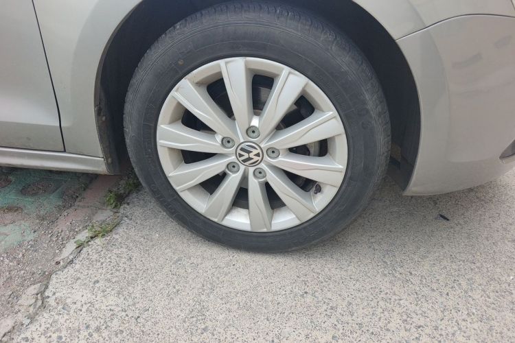 Used Volkswagen Sagitar 2014 Revised Version 1.6L Automatic Leading Edition Right Front Wheel Hub