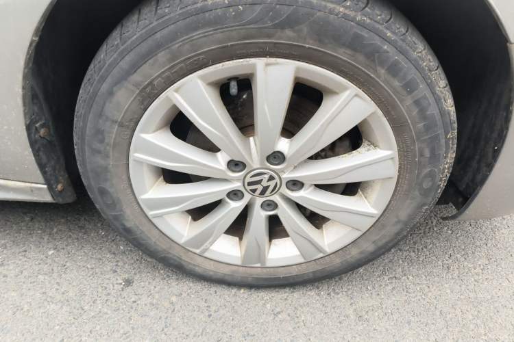 Used Volkswagen Sagitar 2014 Revised Version 1.4TSI Automatic Elite Edition Right Front Wheel Hub