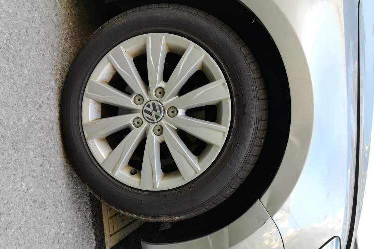 Used Volkswagen Sagitar 2014 1.6L Automatic Comfort Model Right Front Wheel Hub