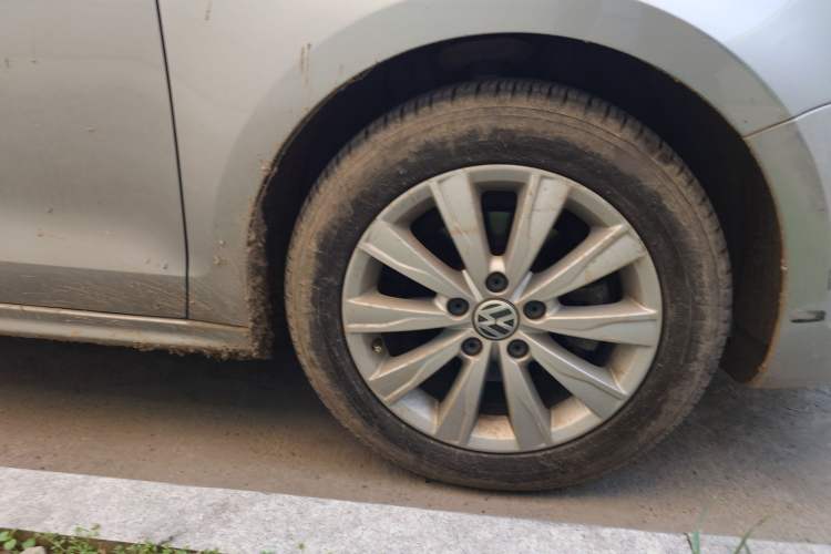 Used Volkswagen Sagitar 2014 1.6L Automatic Comfort Model Right Front Wheel Hub