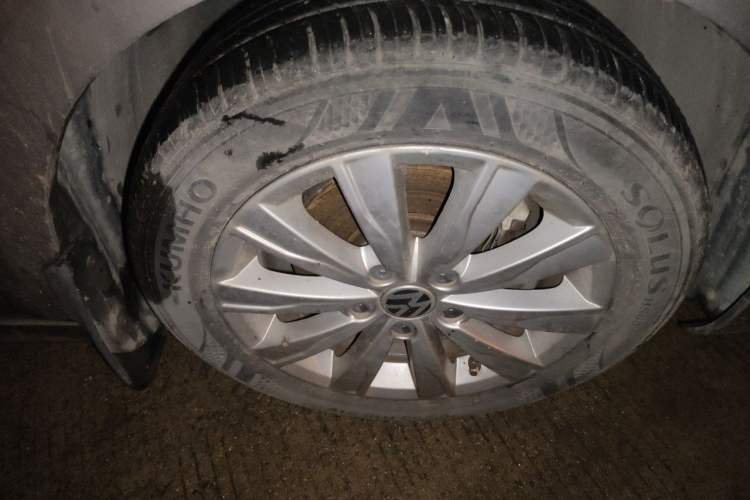 Used Volkswagen Sagitar 2014 Revised Version 1.4TSI Manual Luxury Edition Right Front Wheel Hub
