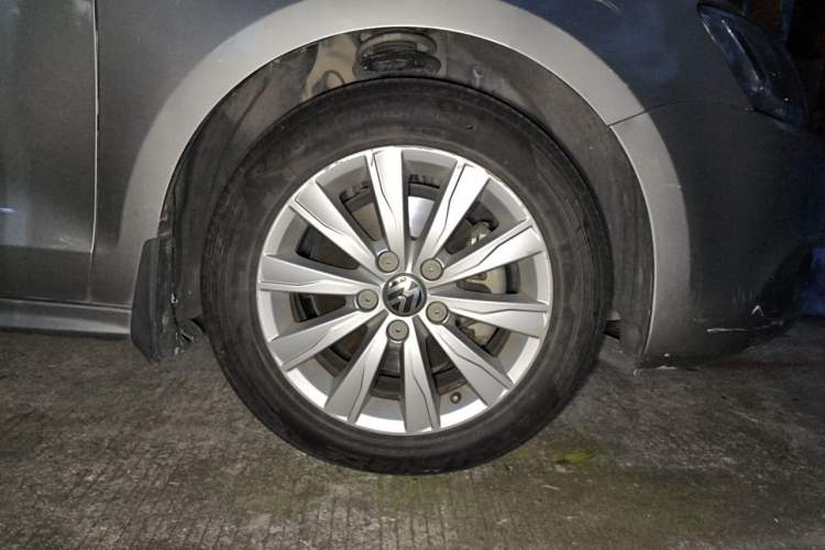 Used Volkswagen Sagitar 2014 Revised Version 1.4TSI Automatic Luxury Edition Right Front Wheel Hub