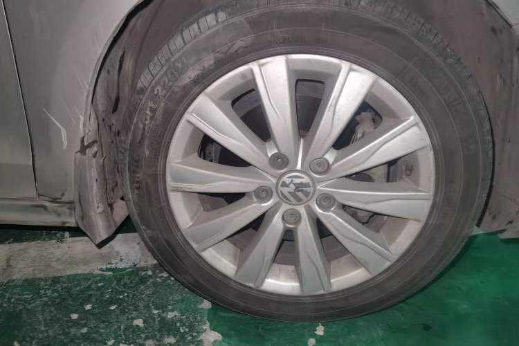 Used Volkswagen Sagitar 2014 Revised Version 1.4TSI Manual Luxury Edition Right Front Wheel Hub