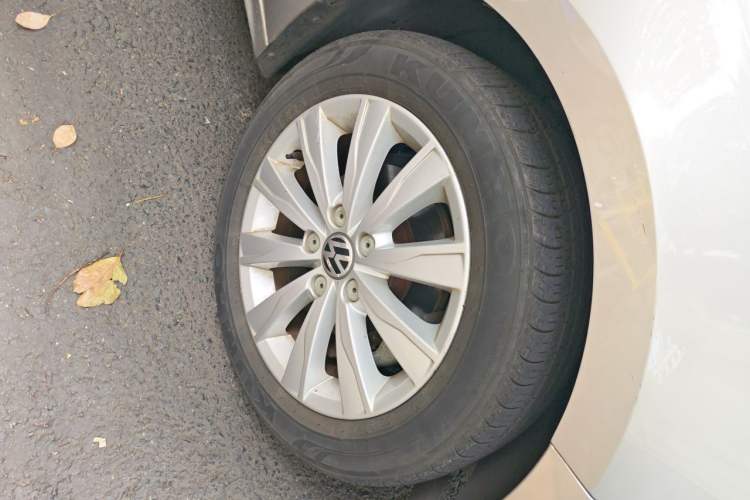 Used Volkswagen Sagitar 2014 Revised Version 1.6L Automatic Comfort Edition Right Front Wheel Hub
